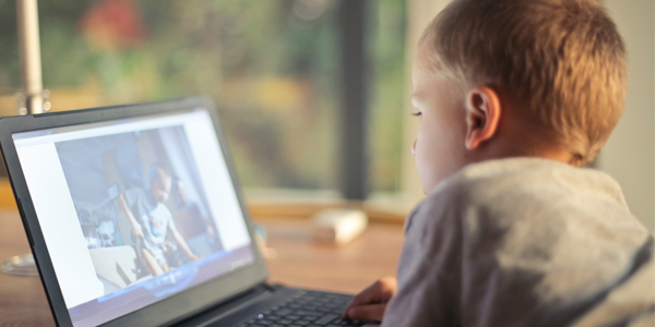 Werin em tev li çalakiya alîkariya zarokên ku ji E-screenê dûr in bibin